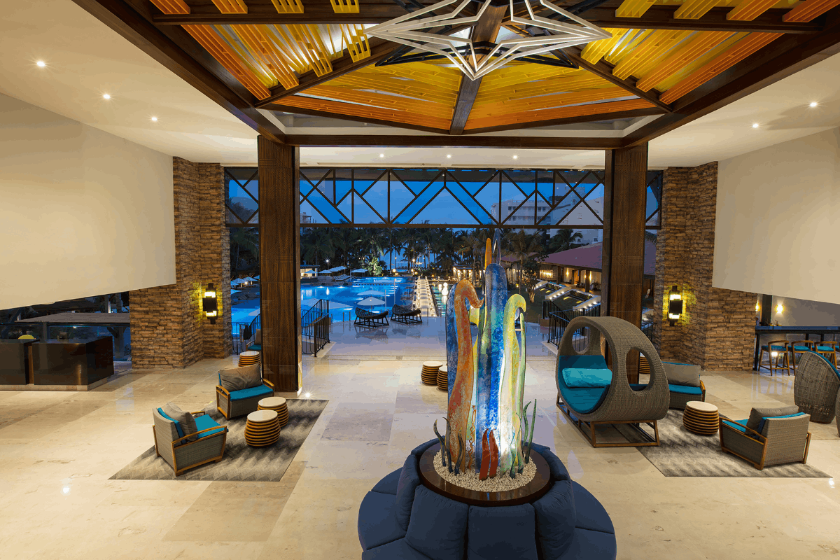 Lobby del resort con vista nocturna en Krystal Grand Nuevo Vallarta.